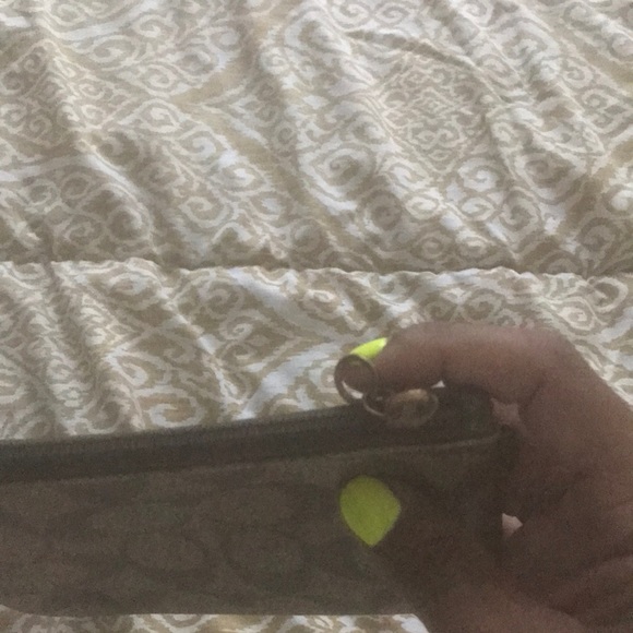 Wristlet missing strap😫 - Picture 3 of 4